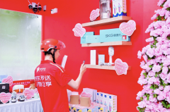 来坐台歇脚的外卖小哥为另一半领取一支节日红
